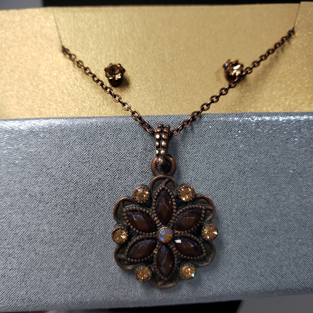 1928 Brown Floral Pendant Necklace